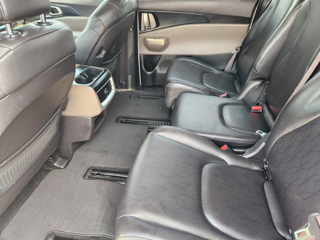 Used 2025 Kia Carnival FWD image 29