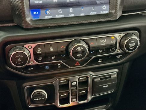 Used 2022 Jeep Wrangler Unlimited Sahara w/ Cold Weather Group AWD/4WD image 18