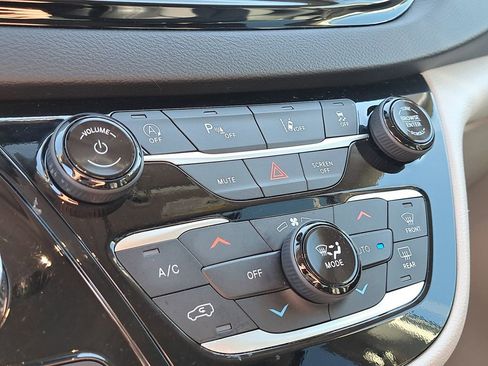 Used 2024 Chrysler Pacifica Touring-L image 22