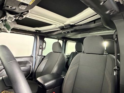 Used 2024 Jeep Wrangler Unlimited image 27
