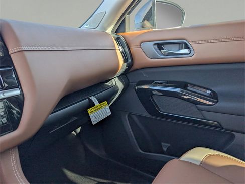 New 2026 Nissan Pathfinder Platinum image 31