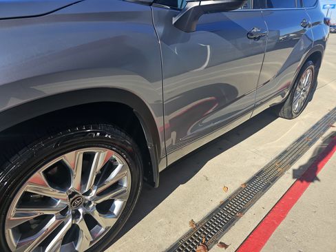 Certified 2021 Toyota Highlander Limited image 11