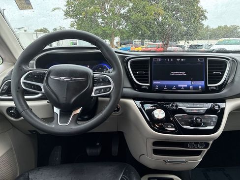 Used 2024 Chrysler Pacifica Touring-L image 14