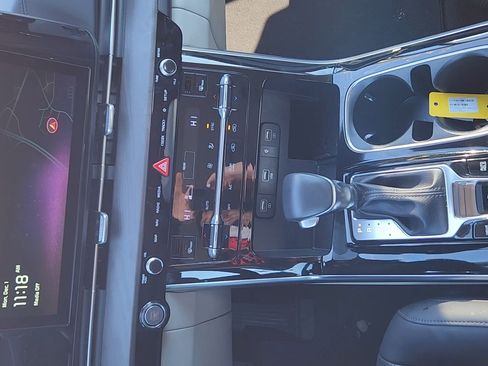 Used 2024 Kia Carnival EX image 16