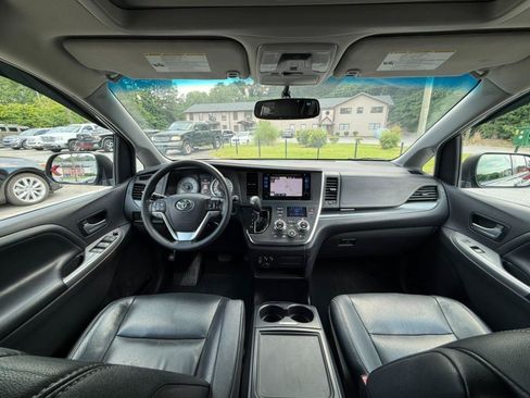 Used 2015 Toyota Sienna SE w/ SE Preferred Package FWD image 2