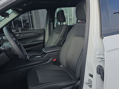 Used 2025 Jeep Grand Cherokee Laredo X image 3