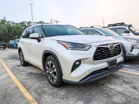 Used 2021 Toyota Highlander XLE FWD image 6