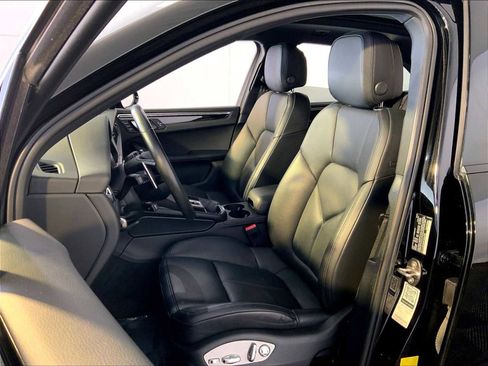 Certified 2023 Porsche Macan image 5