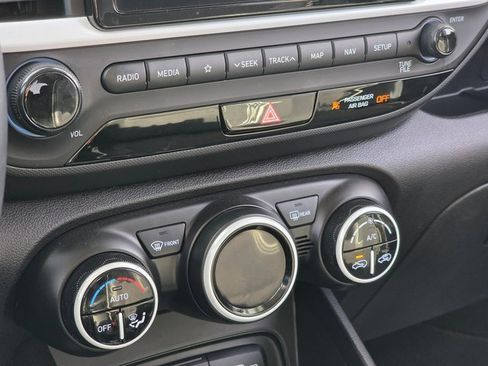 Certified 2022 Hyundai Venue Limited w/ Cargo Package image 27