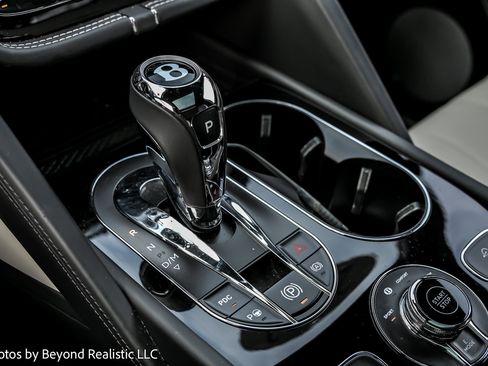 Used 2023 Bentley Bentayga Plug-In Hybrid image 49