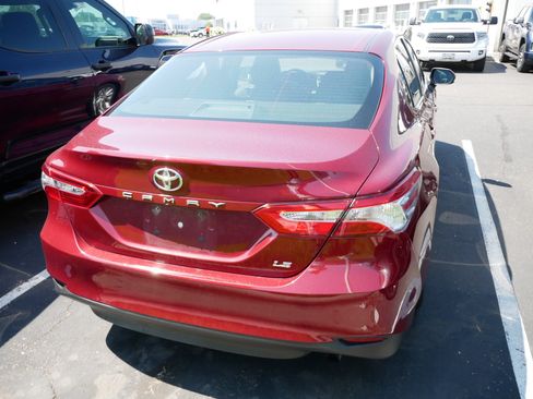Used 2018 Toyota Camry LE FWD image 7
