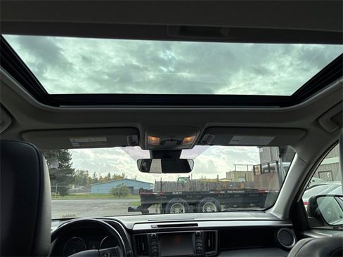 Used 2018 Toyota RAV4 Limited image 25