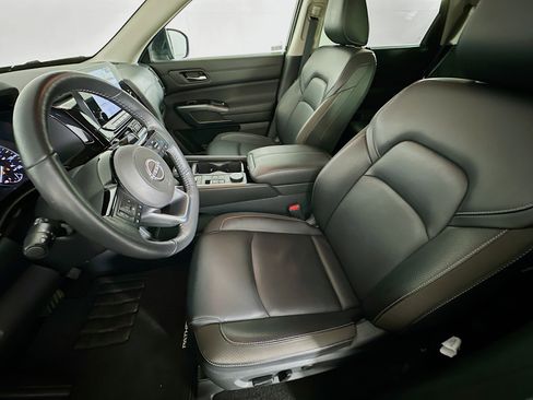 Used 2025 Nissan Pathfinder SL image 13