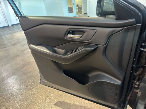 Used 2025 Nissan Rogue SV image 18