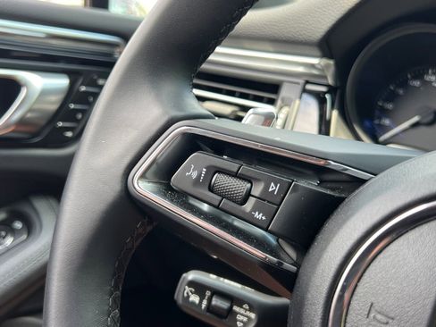 Certified 2025 Porsche Macan AWD/4WD image 22