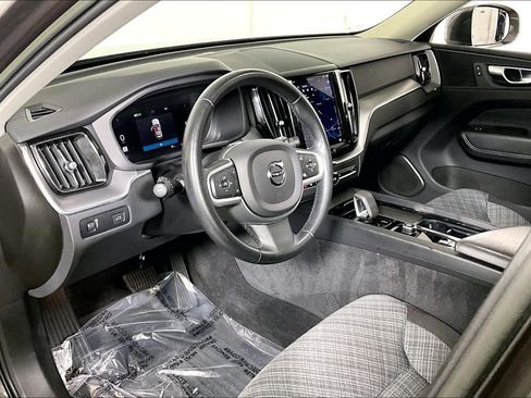 Used 2022 Volvo XC60 B5 Momentum image 13