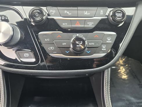 Used 2022 Chrysler Pacifica Limited w/ Uconnect Theater Family Group image 15