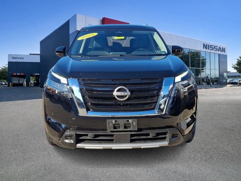 Used 2025 Nissan Pathfinder SL AWD/4WD image 2