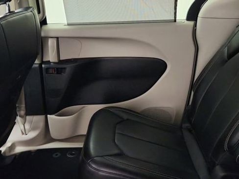 Used 2023 Chrysler Pacifica Touring-L FWD image 22