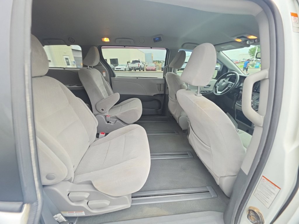 Used 2019 Toyota Sienna LE AWD/4WD image 28