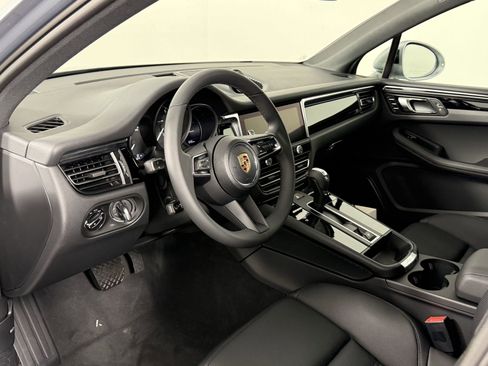 Certified 2025 Porsche Macan AWD/4WD image 4