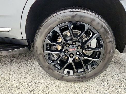 Used 2023 GMC Yukon SLT w/ SLT Premium Package image 9