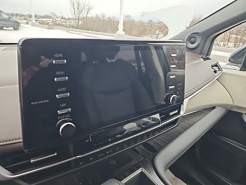 Used 2024 Toyota Sienna Platinum image 10