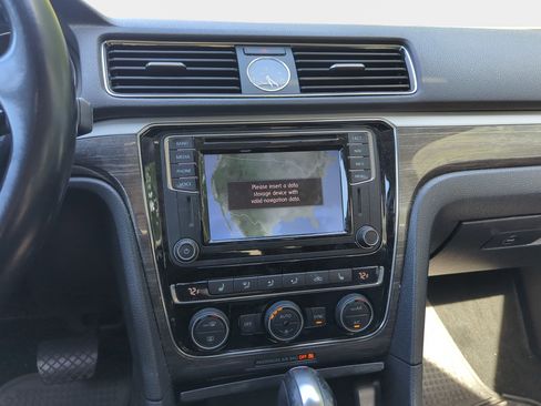 Used 2017 Volkswagen Passat 1.8T SE FWD image 6