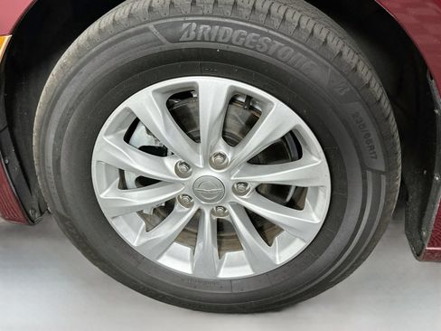 Used 2017 Chrysler Pacifica Touring-L FWD image 32