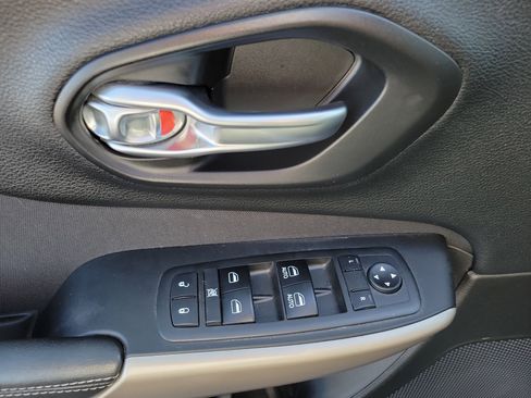 Used 2017 Jeep Cherokee Latitude w/ Cold Weather Group image 20