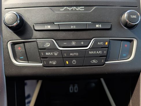 Used 2020 Ford Fusion SE image 14