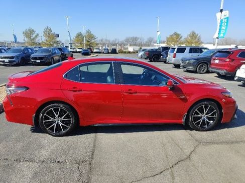 Used 2022 Toyota Camry SE w/ Cold Weather Package image 9