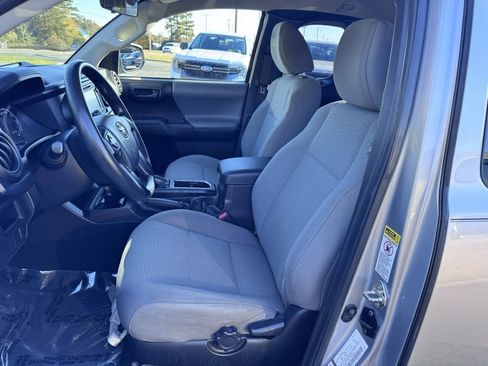 Used 2017 Toyota Tacoma SR image 17
