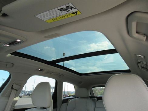 Used 2018 Volvo XC60 T6 Momentum w/ Convenience Package image 25