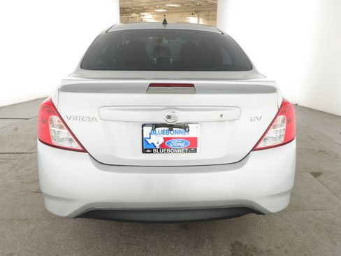 Used 2018 Nissan Versa SV FWD image 4