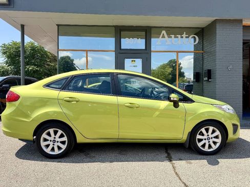 Used 2013 Ford Fiesta SE FWD image 2