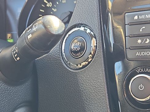 Used 2020 Nissan Rogue SV FWD image 19