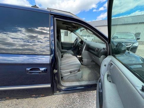Used 2005 Chrysler Town & Country Touring FWD image 27