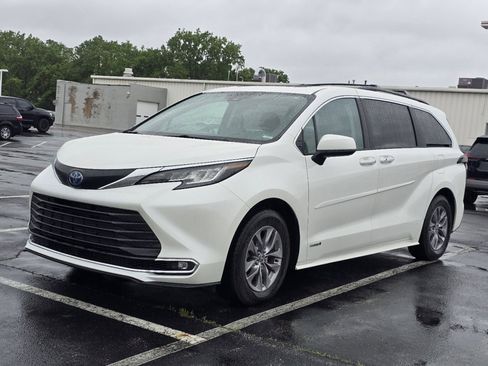 Used 2021 Toyota Sienna XLE w/ XLE Plus Package AWD/4WD image 3