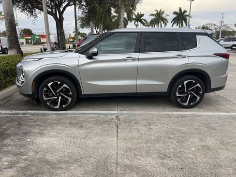 Used 2024 Mitsubishi Outlander AWD image 2