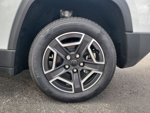 New 2026 Jeep Cherokee Laredo image 9