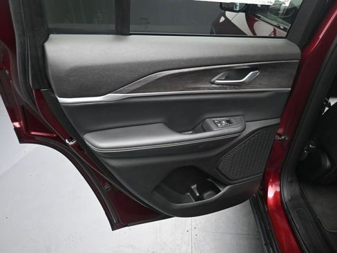 Used 2023 Jeep Grand Cherokee Limited AWD/4WD image 17