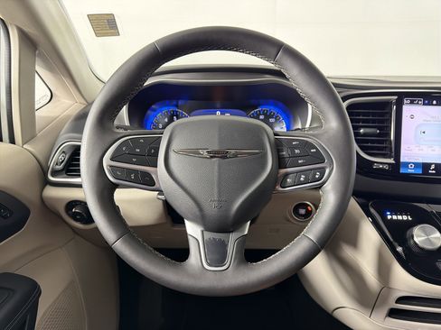 Used 2023 Chrysler Pacifica Touring-L FWD image 15