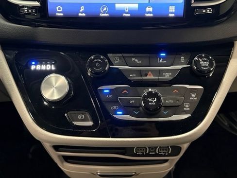 Used 2024 Chrysler Pacifica Touring-L FWD image 25