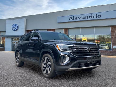 Certified 2025 Volkswagen Atlas SE w/ Panoramic Sunroof Package AWD/4WD image 1