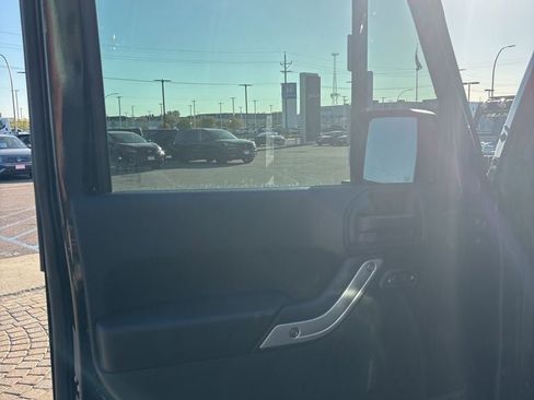 Used 2017 Jeep Wrangler Unlimited Sahara w/ Connectivity Group AWD/4WD image 11