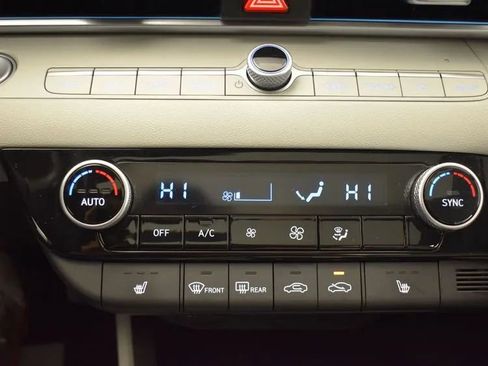 Used 2025 Hyundai Elantra Limited image 33