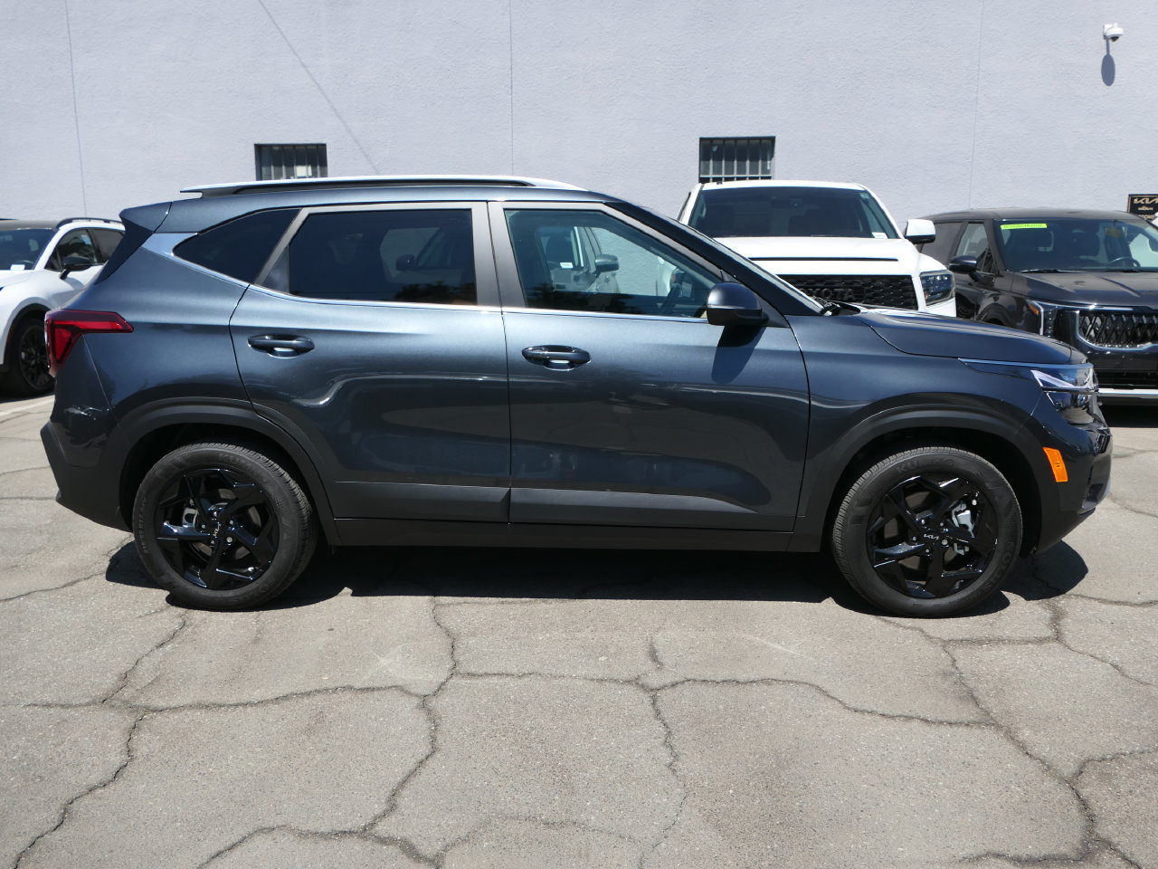 Certified 2026 Kia Seltos EX w/ EX Sunroof Package AWD/4WD image 2