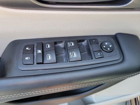 Used 2023 Chrysler Pacifica Touring-L FWD image 22