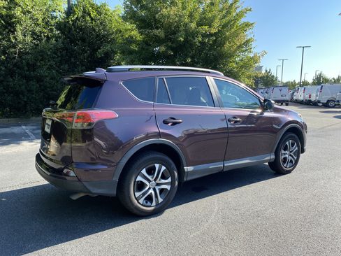 Used 2018 Toyota RAV4 LE w/ Carpet Mat Package AWD/4WD image 9